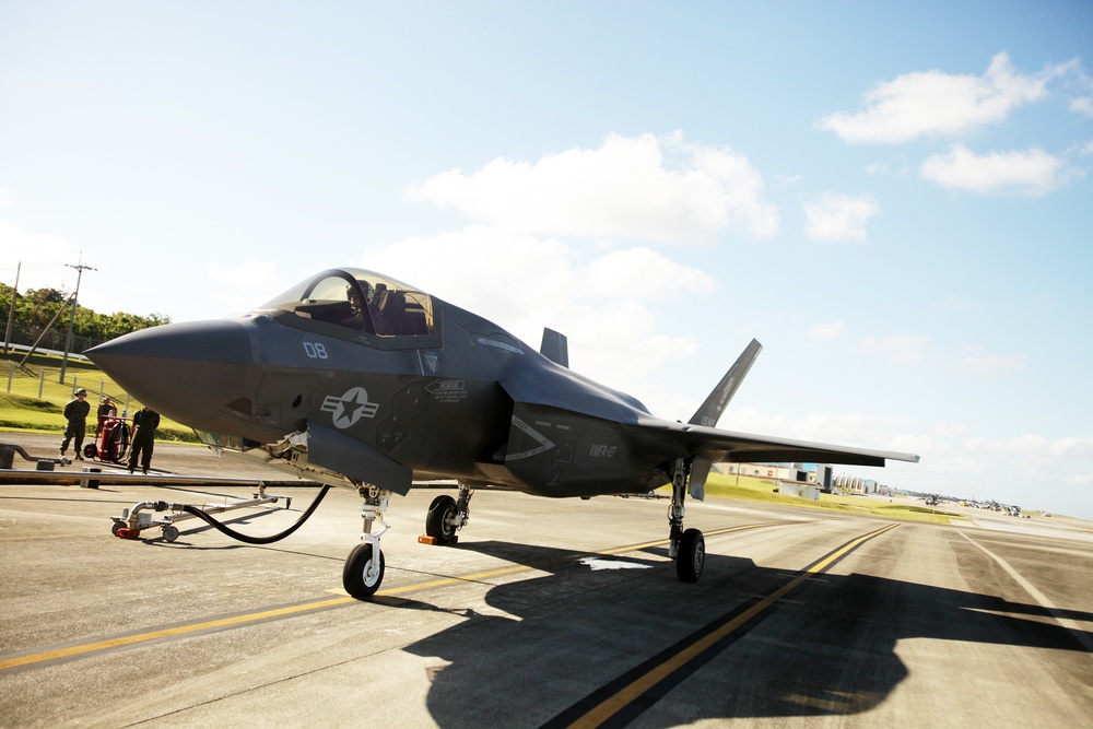 F-35B Lightning II lands at MCAS Futenma for first time
