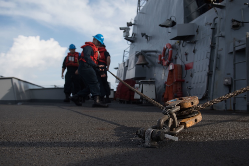 Sailors heave around a line on the fo’c’sle of USS Chung-Hoon (DDG 93) during a replenishment-at-sea.