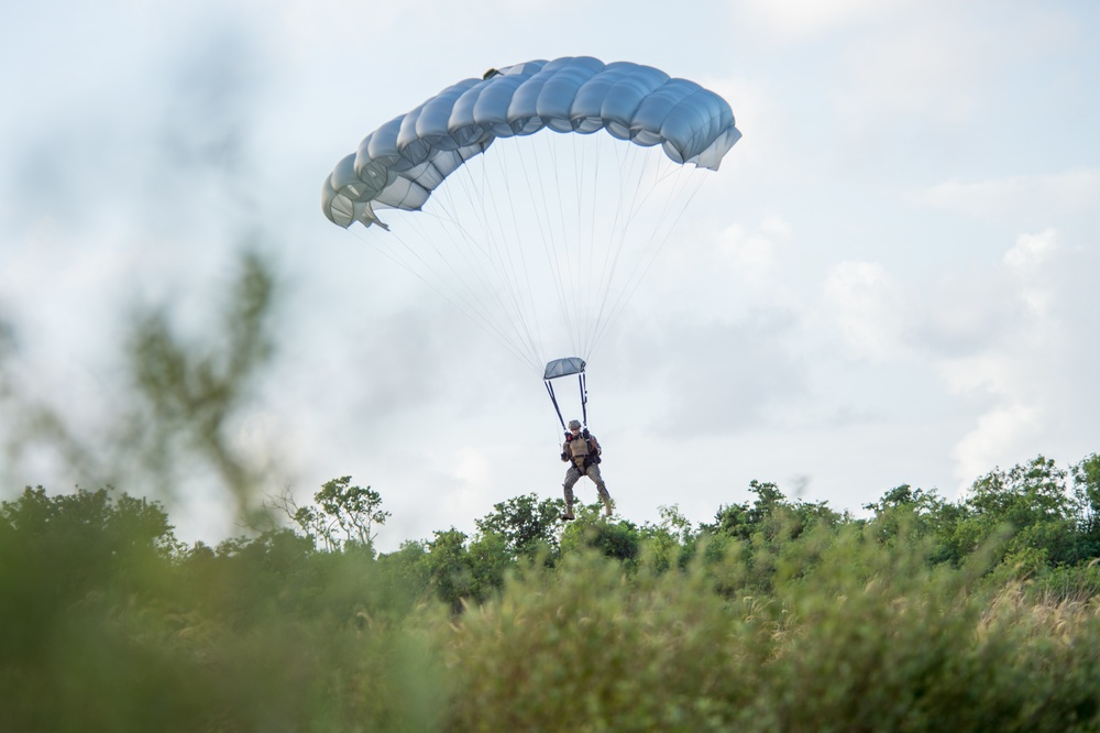 EODMU 5 Conducts Military Free-Fall Training