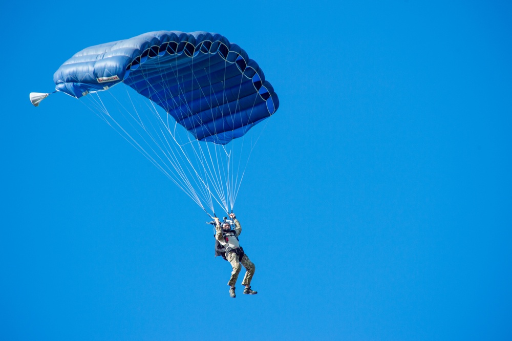 EODMU 5 Conducts Military Free-Fall Training