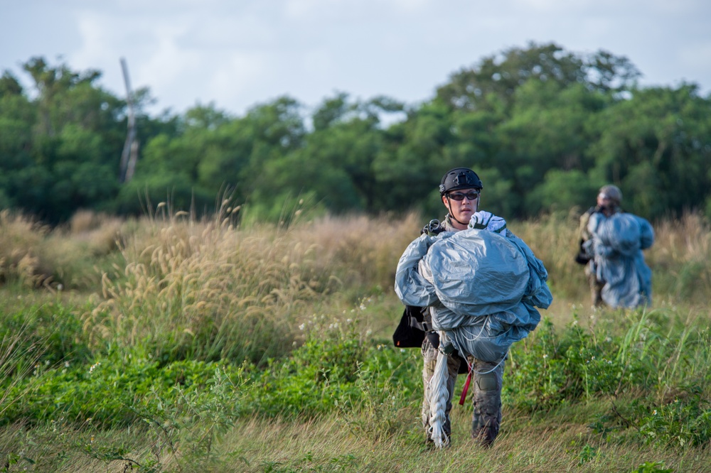 EODMU 5 Conducts Military Free-Fall Training