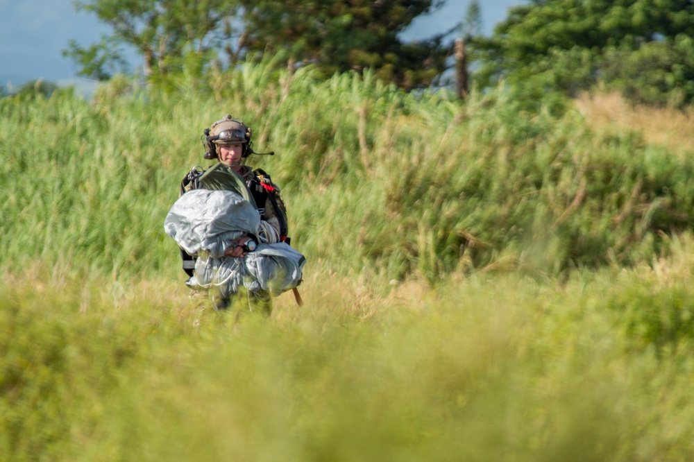 EODMU 5 Conducts Military Free-Fall Training