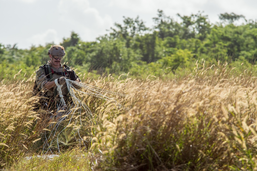 EODMU 5 Conducts Military Free-Fall Training