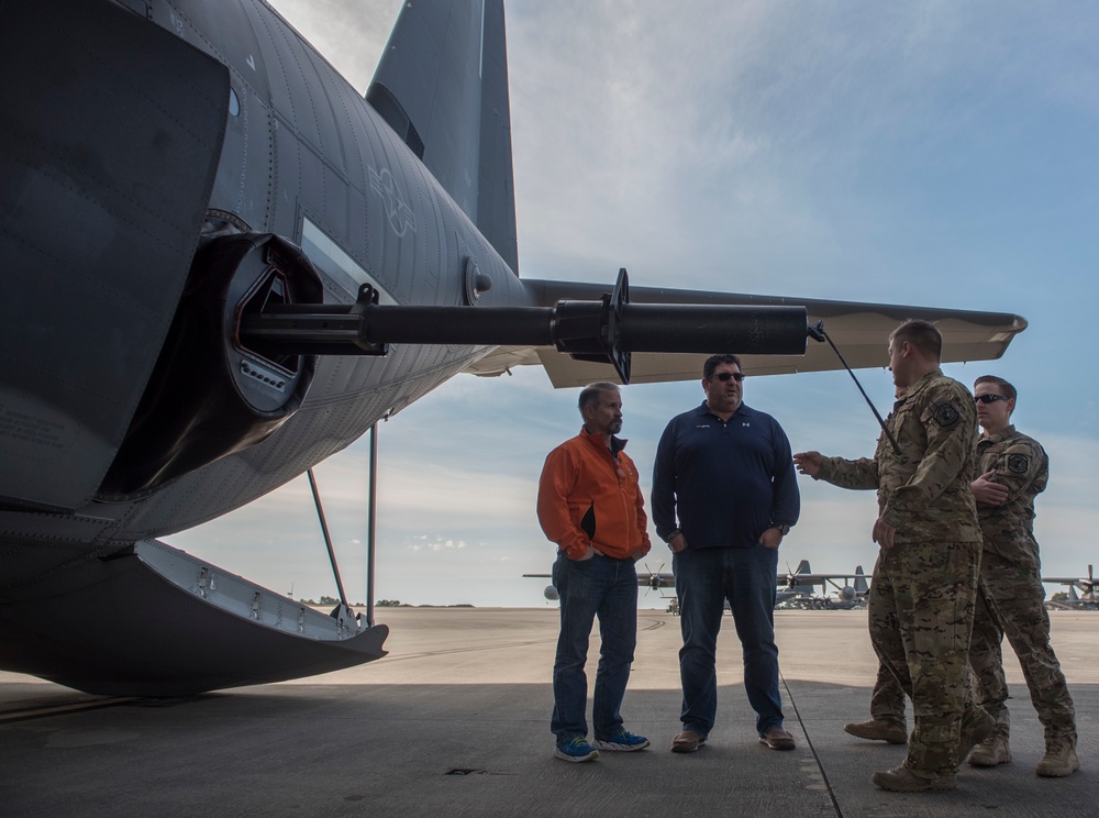 Former superbowl champion tours Hurlburt Field