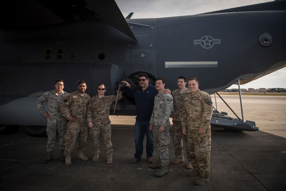 Former Super Bowl champion tours Hurlburt Field