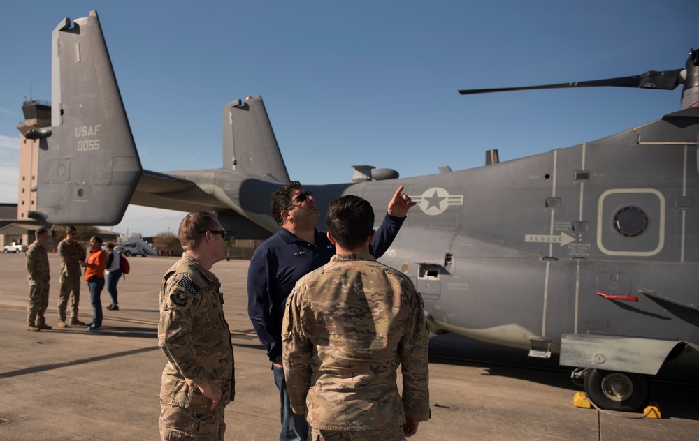 Former Super Bowl champion tours Hurlburt Field