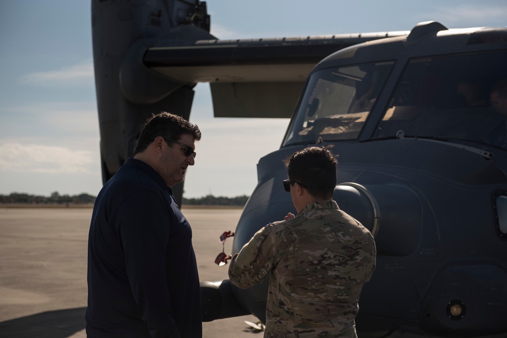 Former Super Bowl champion tours Hurlburt Field