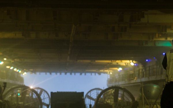 24th MEU offloads cargo from USS Iwo Jima