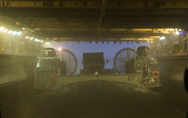 24th MEU offloads cargo from USS Iwo Jima