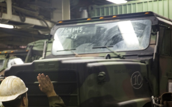 24th MEU offloads cargo from USS Iwo Jima