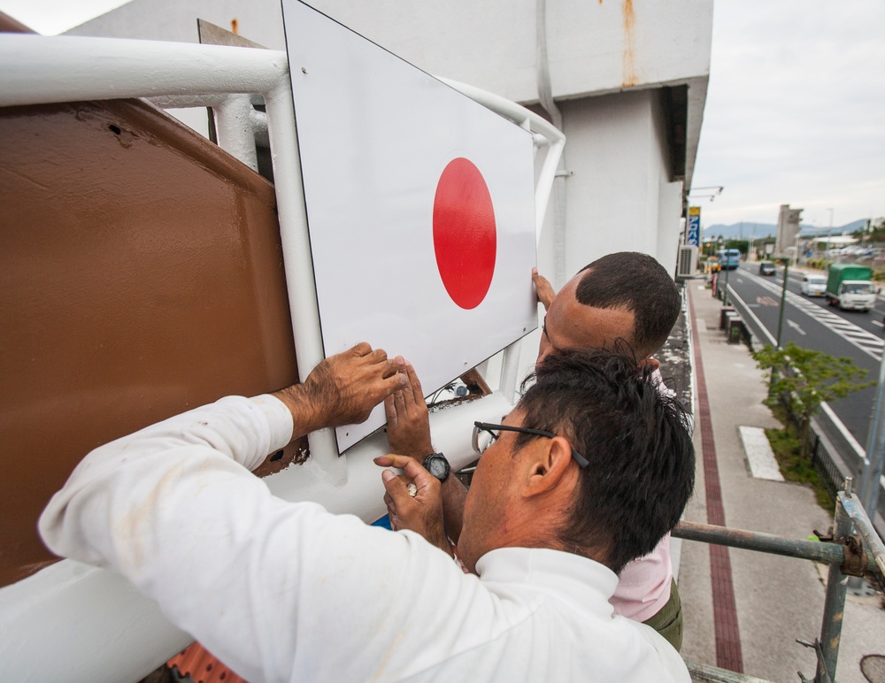 Marines paint friendship archway at Kin Town