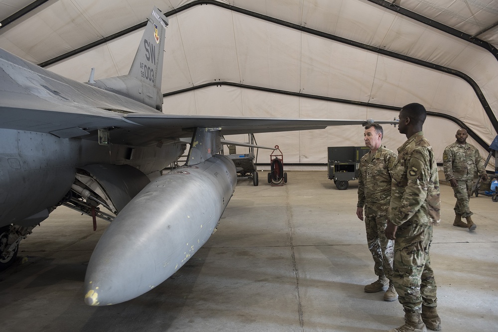 General Franks visits 407 AEG