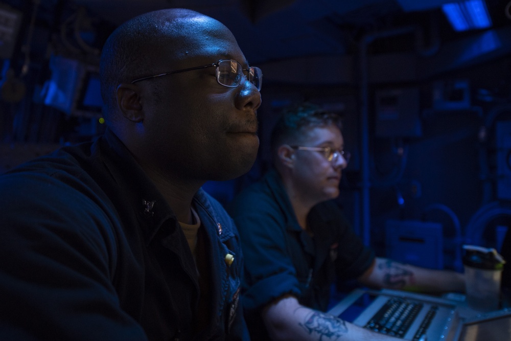 USS Somerset (LPD 25) Sailors Stand Watch in the Combat Control Center