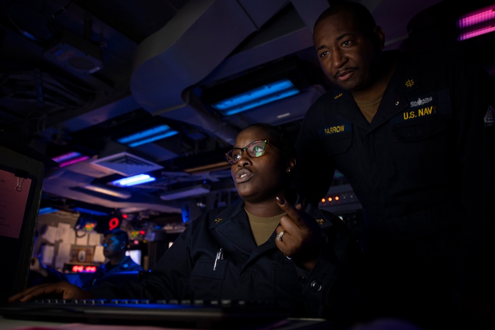 USS Somerset (LPD 25) Sailors Stand Watch in the Combat Control Center