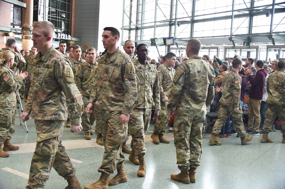 Lambeau Field sendoff for Afghanistan-bound Wisconsin Guard Soldiers