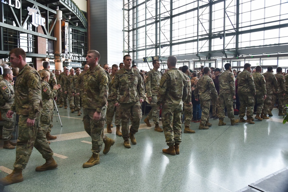 Lambeau Field sendoff for Afghanistan-bound Wisconsin Guard Soldiers