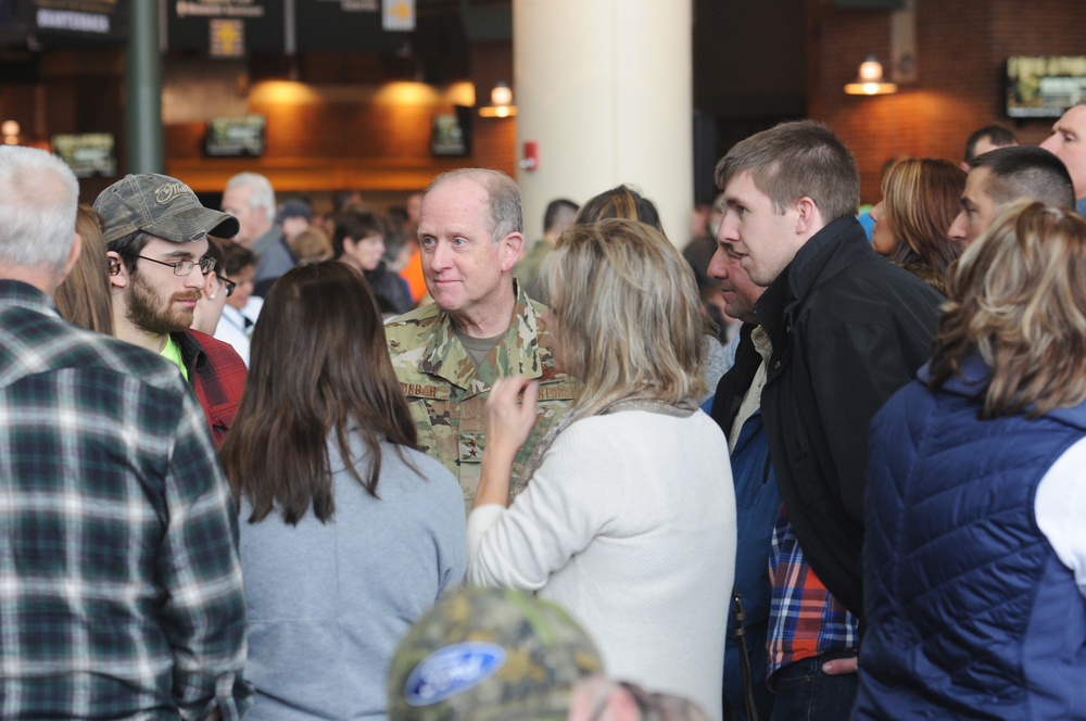 Lambeau Field sendoff for Afghanistan-bound Wisconsin Guard Soldiers