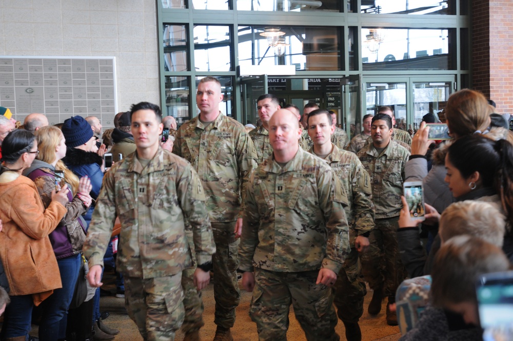 Lambeau Field sendoff for Afghanistan-bound Wisconsin Guard Soldiers