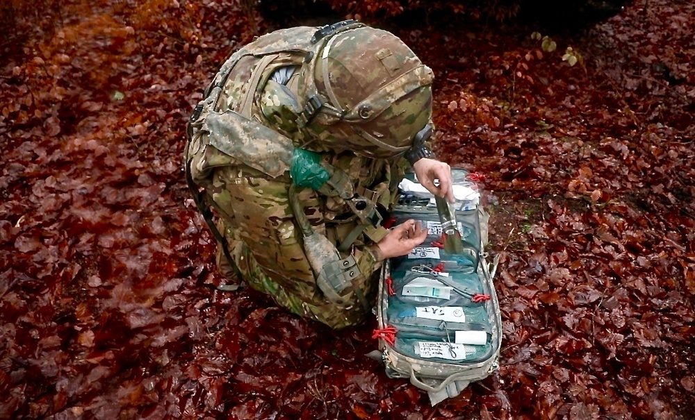 1/7 CAV Medics Render First Aid as Part of the Ironhorse First Team During Combined Resolve XI