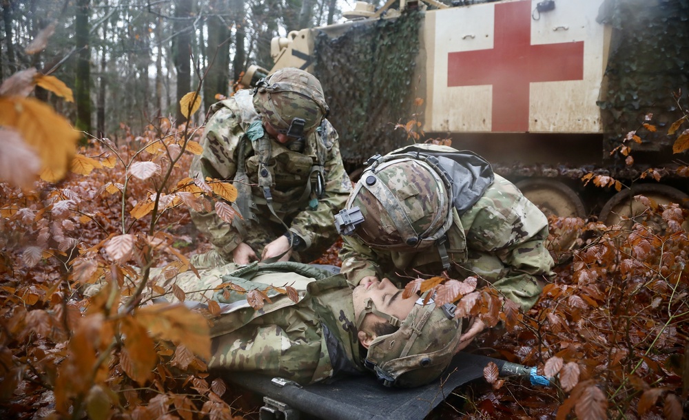 1/7 CAV Medics Render First Aid as Part of the Ironhorse First Team During Combined Resolve XI