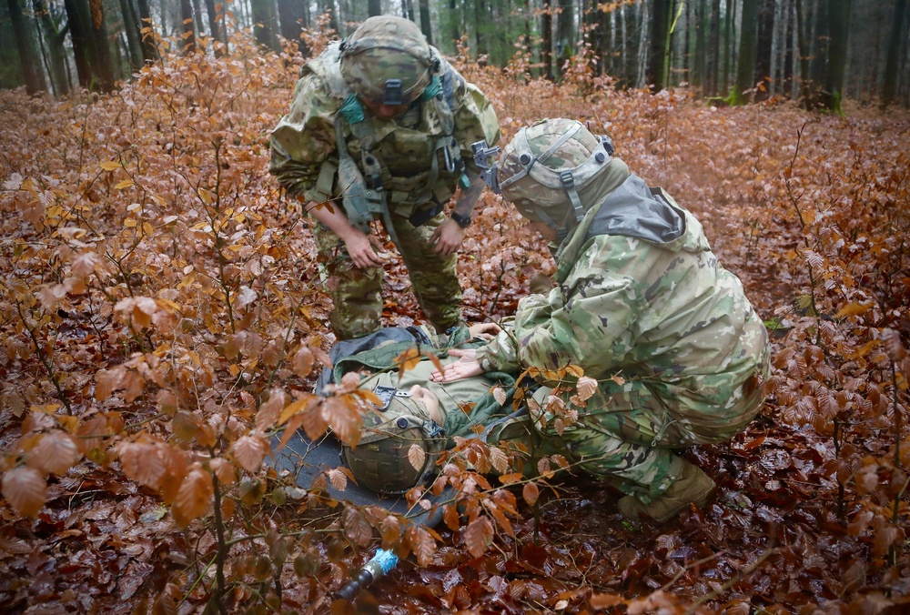 1/7 CAV Medics Render First Aid as Part of the Ironhorse First Team During Combined Resolve XI