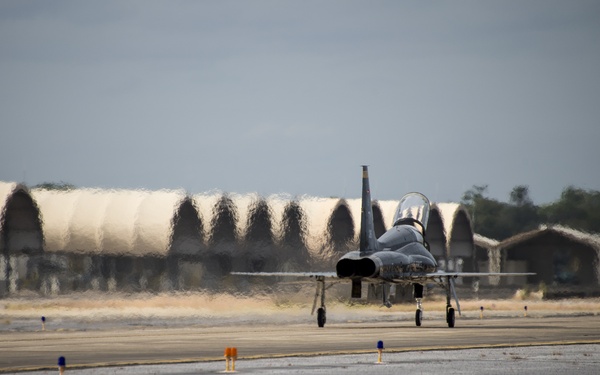 Tyndall T-38 Talons touchdown
