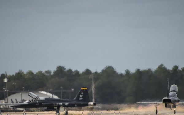 Tyndall T-38 Talons touchdown