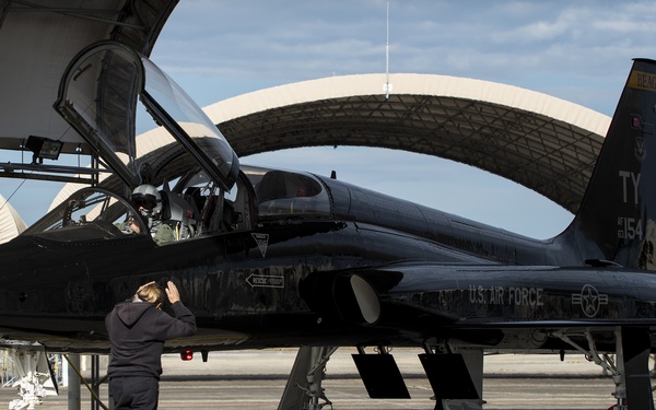 Tyndall T-38 Talons touchdown