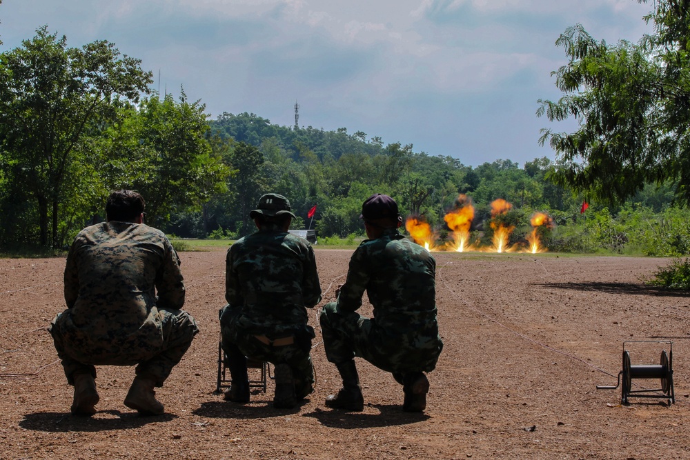 Marines, Thai Military Conduct Explosive Ordnance Disposal Training During HMA 19-1