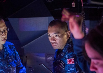 USS Benfold hosts JMSDF Sailors