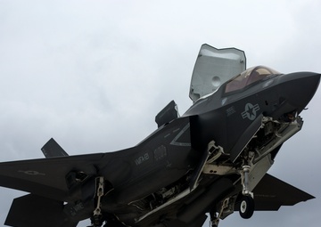 F-35B Lightning II lands at Ie Shima Island for first time