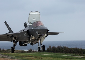 F-35B Lightning II lands at Ie Shima Island for first time