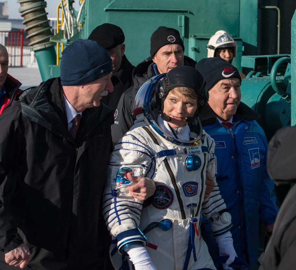 Expedition 58 Crew Wave At the Pad