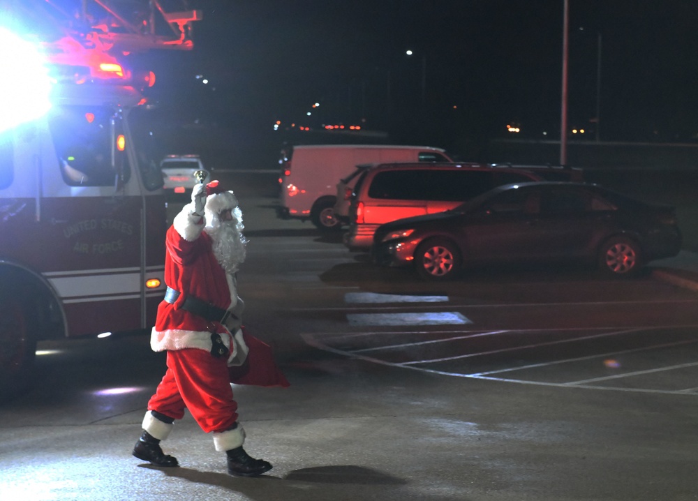 Ellsworth tree lighting glows with holiday spirit