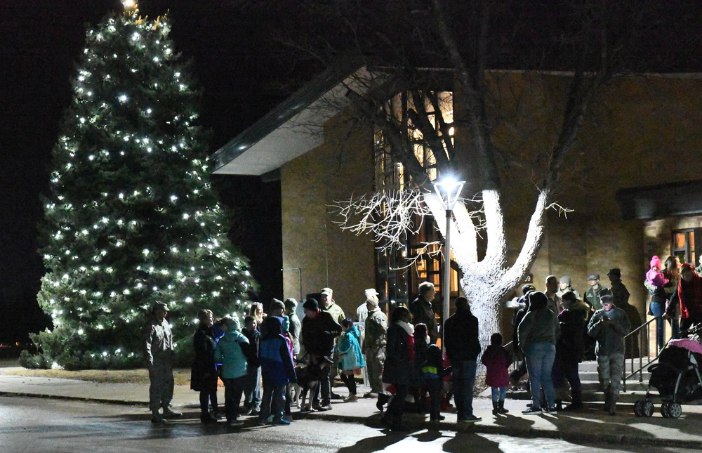 Ellsworth tree lighting glows with holiday spirit