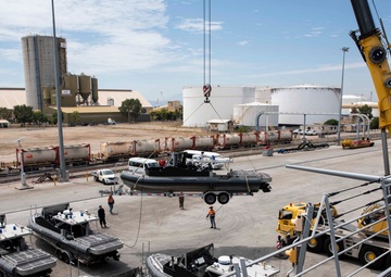 USS Green Bay loads USCG boats