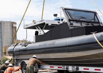 USS Green Bay loads USCG boats