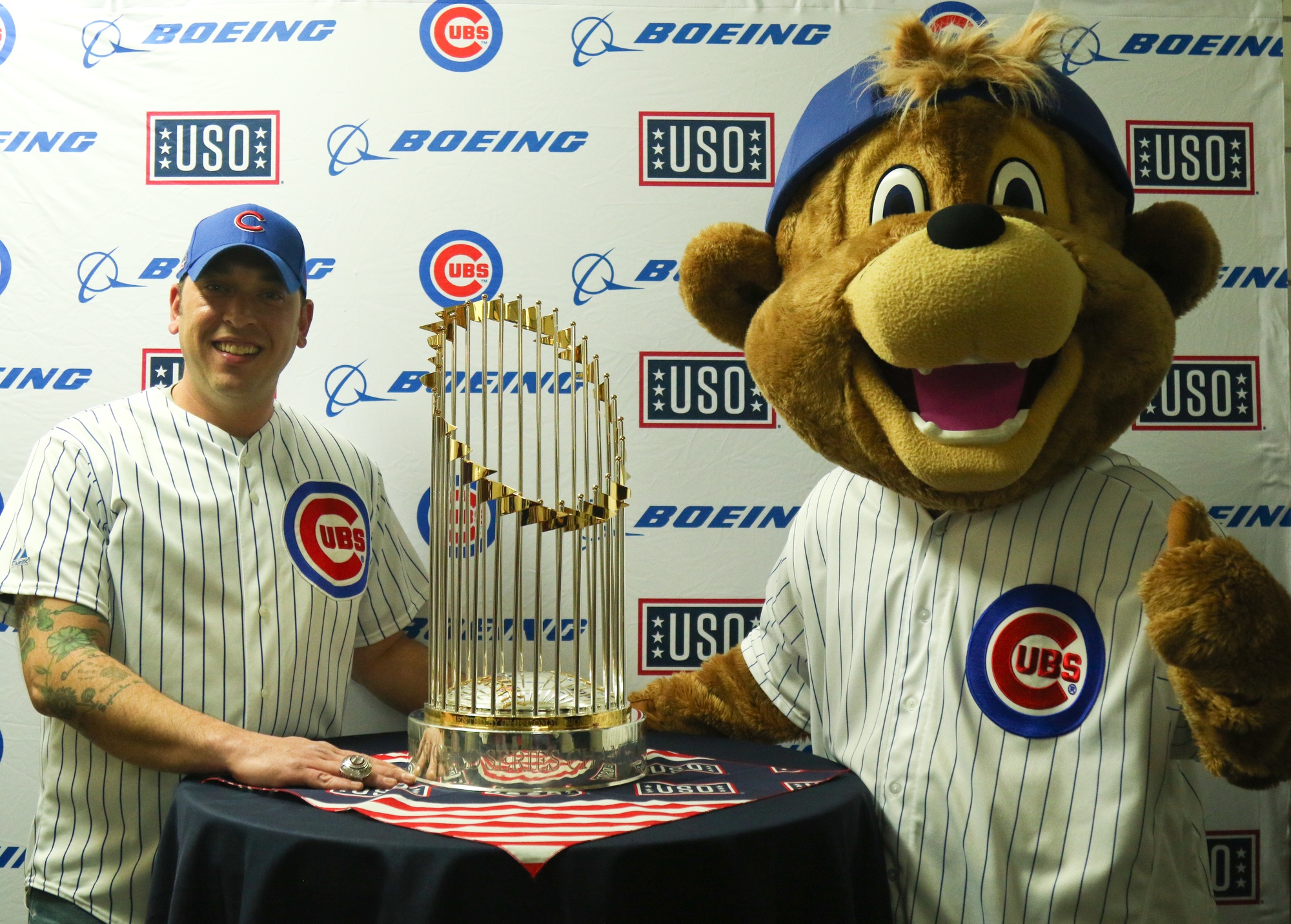 DVIDS - Images - U.S. Soldiers meet Chicago Cubs mascot [Image 7 of 10]