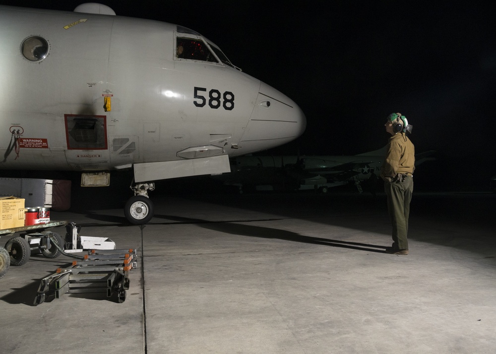 DVIDS - Images - VP-46 crew installs P-3 engine [Image 1 of 4]