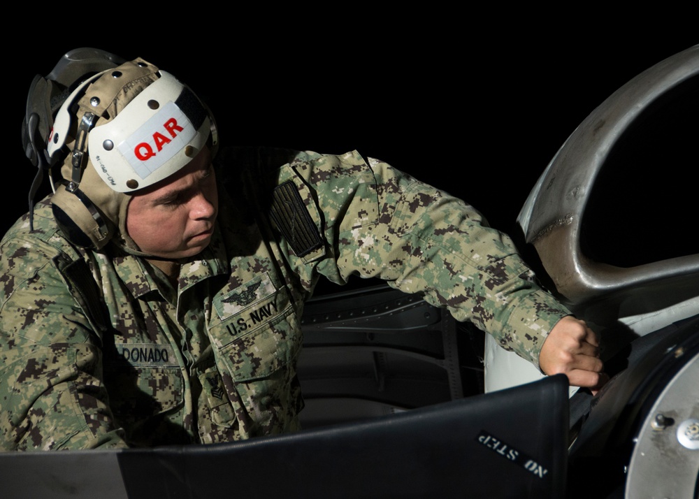 VP-46 crew installs P-3 engine