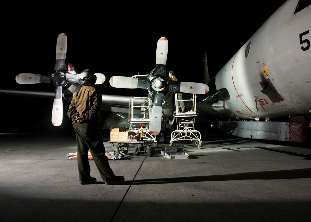 VP-46 crew installs P-3 engine