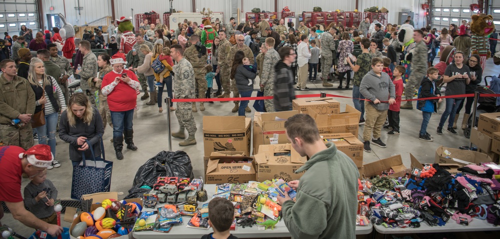 138FW hosts annual children's Christmas party