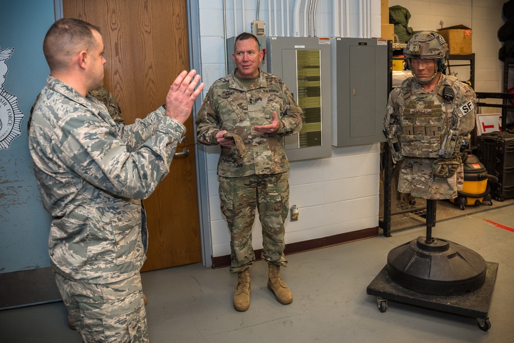 Illinois Adjutant General meets with 182nd Security Forces Squadron