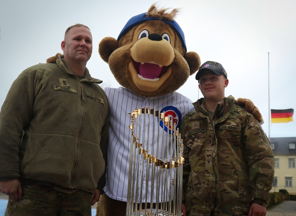 U.S. Soldiers meet Chicago Cubs mascot