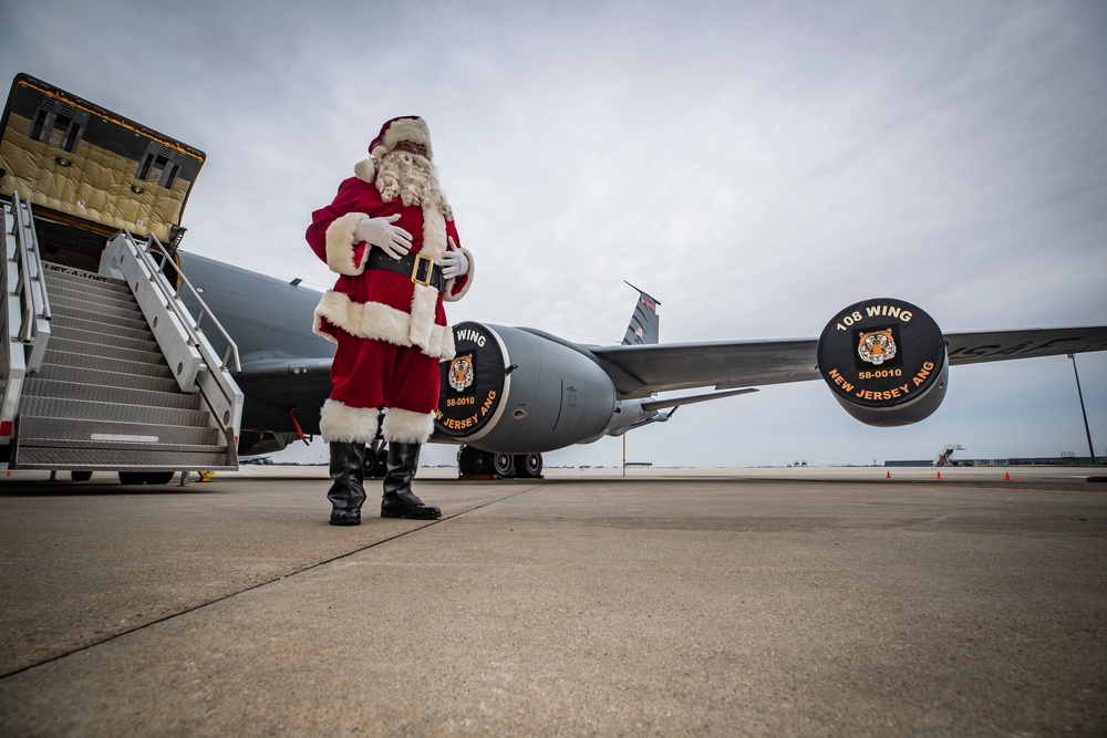 Santa visits the 108th Wing