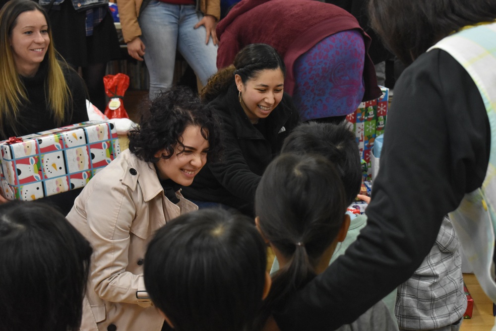 Amphibious Force 7th Fleet Sailors visit children's home