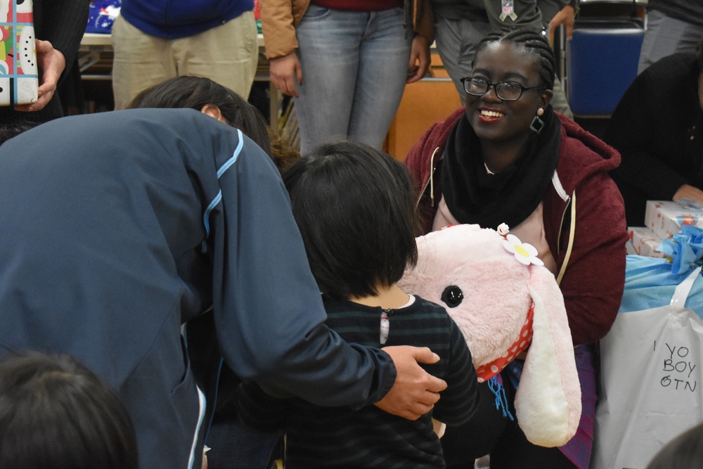 Amphibious Force 7th Fleet Sailors visit children's home