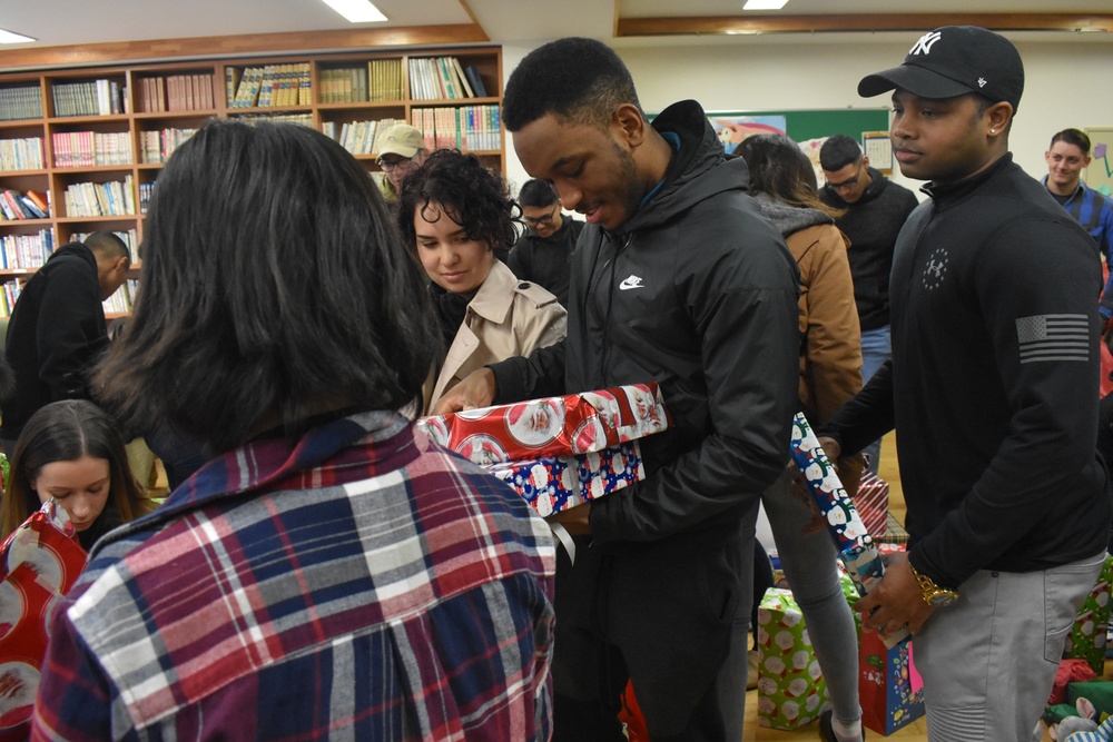 Amphibious Force 7th Fleet Sailors visit children's home