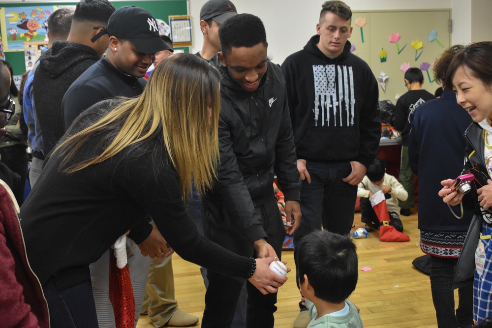 Amphibious Force 7th Fleet Sailors visit children's home