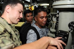 USS Greeneville hosts Philippine delegates aboard submarine during port visit